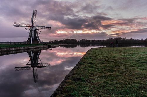 Sonnenuntergang bei der Windmühle 'De Helper von Lea Wever