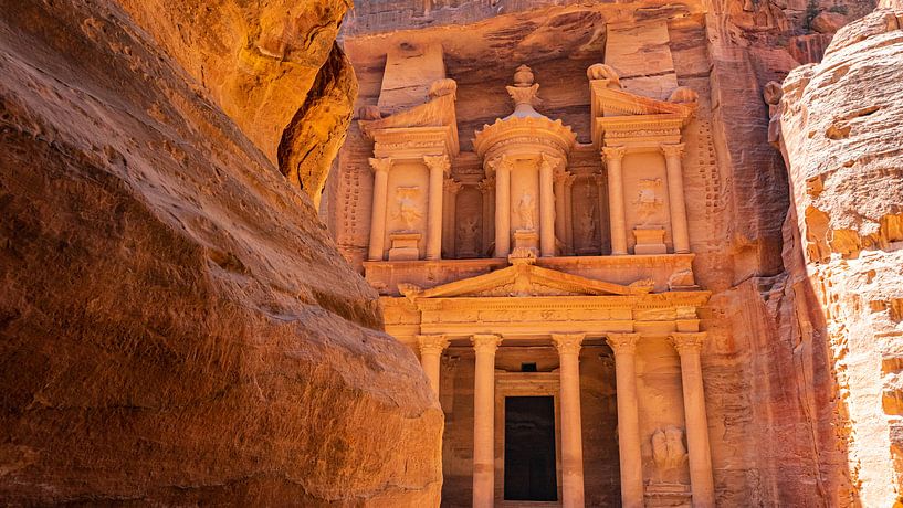 The Treasury in het oude Petra, Jordanië van Jessica Lokker