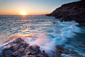 Sunset on the rocks by Laura Vink