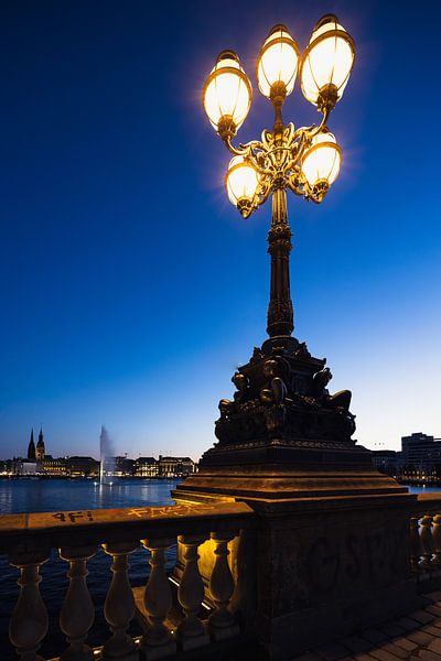 Laterne an der Lombardsbrücke in Hamburg von Marc Heiligenstein