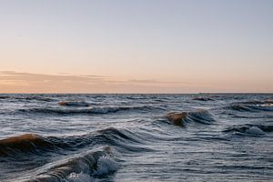 Golven bij zonsondergang