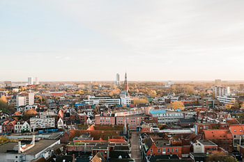 Skyline über Groningen während der goldenen Stunde