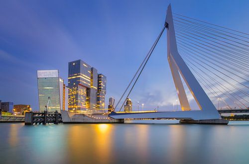 De Avond valt bij de Erasmusbrug