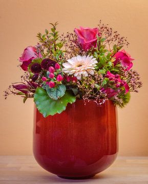 Bouquet de fleurs dans un vase rouge sur ManfredFotos