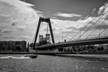 Het passeren van de Willemsbrug Rotterdam van Stedelijke landschappen - Rick Van der Poorten Fotografie