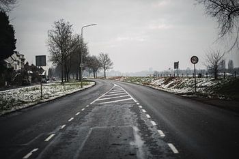 Winterstraße: Die Stille der offenen Feldstraße in der Kälte