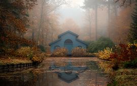 Le hangar à bateaux dans la brume - Tranquillité automnale dans le parc du château de Het Loo sur Rob Sprenger