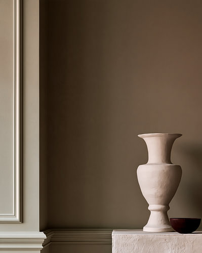 „Stille Eleganz“ – minimalistisches Stillleben mit Keramikvase in warmen Taupe- und Erdtönen
