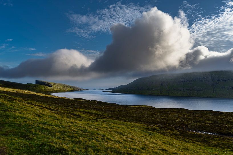 Couverture nuageuse sur le lac par Greetje van Son