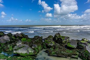 Vue de la mer par une journée ensoleillée avec des nuages à Zeeland, Pays-Bas