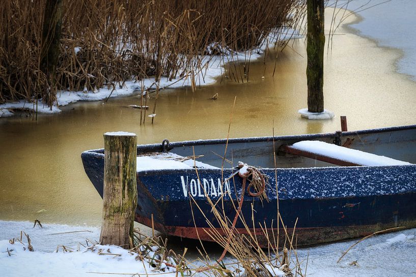 Ruderboot im Eis eingefroren von Peter Bolman