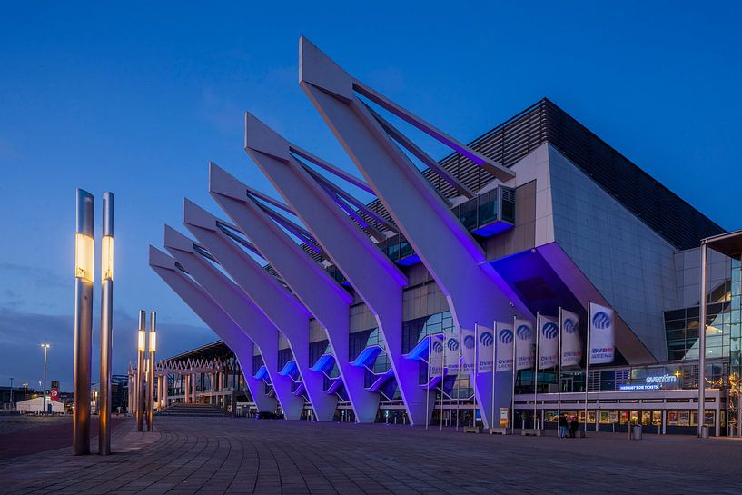 Evenementencentrum ÖVB-Arena of Stadthalle tijdens avondschemering van Torsten Krüger