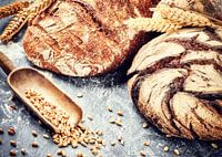 Dunkles Landbrot mit Getreidedekoration
