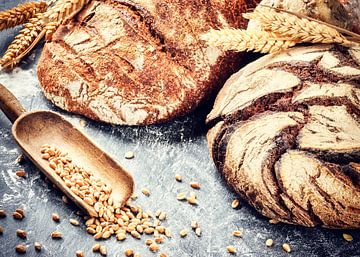 Donker boerenbrood met graandecoratie van insideportugal