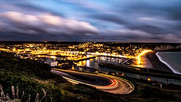 Fécamp bei Nacht mit Lichtspuren beleuchtet von Jan Hermsen