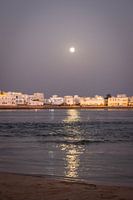 Magische sfeer bij volle maan in Sur, Oman