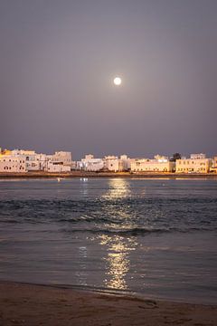 Magische sfeer bij volle maan in Sur, Oman van Awander