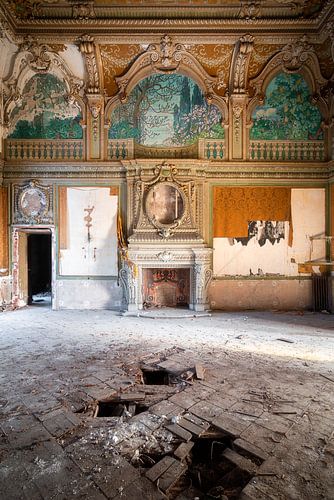 Villa abandonnée avec cheminée.