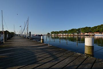 Bootssteg im Hafen Lauterbach von GH Foto & Artdesign