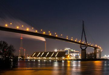 Köhlbrand Brug Hamburg bij nacht van Nils Steiner