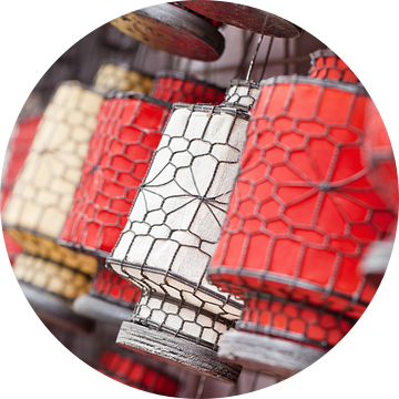 Traditionele lantaarns op een Chinese rommelmarkt van Tony Vingerhoets