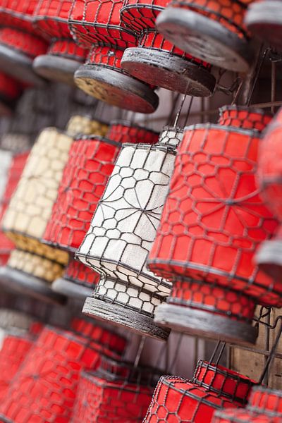 Traditionelle Laternen auf einem chinesischen Flohmarkt von Tony Vingerhoets