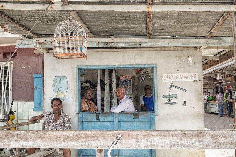 Schoenmaker in Paramaribo, Suriname van Patricia Hofmeester