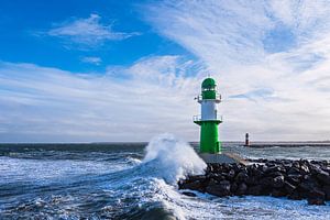 Mole an der Ostseeküste in Warnemünde während des Sturmes Zey
