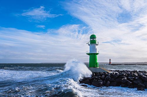 Pier aan de Oostzeekust in Warnemünde tijdens de storm Zey