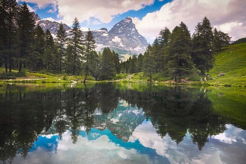 Het Blauwe Meer en de weerspiegelde Matterhorn. Valle d'Aosta