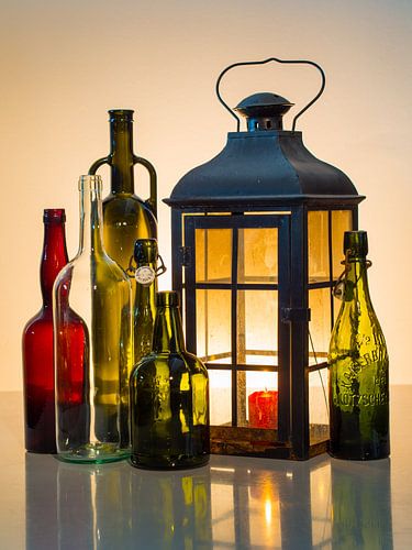 Stilleven met flessen en lantaarn