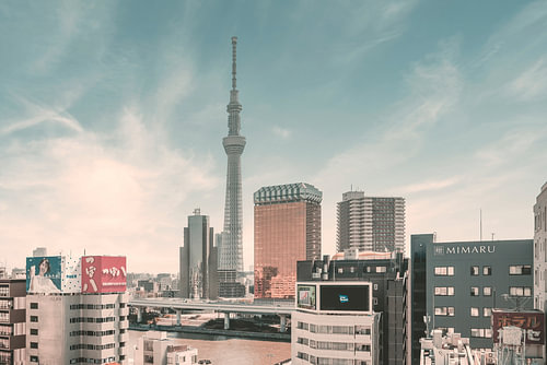 La Tokyo Skytree au bord de la rivière Sumida – style vintage urbain