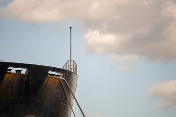 De boeg hoog boven het water in de haven van scheepskijkerhavenfotografie