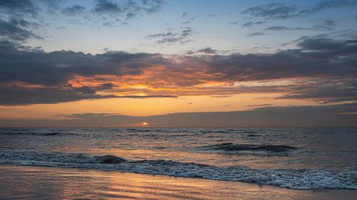 Ondergaande zon boven zee