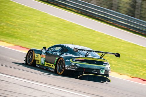 Aston Martin V8 Vantage GTE rijdt door Eau Rouge Raidillon op