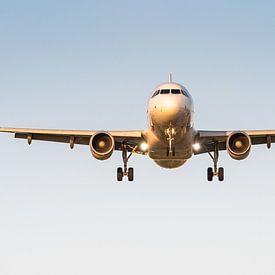 Passagriersvliegtuig is klaar om te landen bij zonsondergang van KC Photography