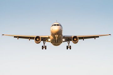 Passagriersvliegtuig is klaar om te landen bij zonsondergang van KC Photography