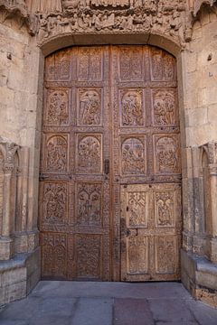 Porte en bois de la cathédrale de Léon en Espagne sur Joost Adriaanse
