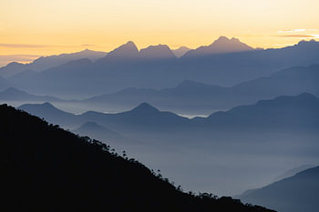 Lever du soleil à la montagne