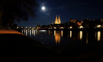 Maanverlichte nacht in Regensburg van Thomas Jäger