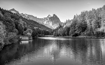 Rießer See mit Waxenstein bei Garmisch Partenkirchen in schwarz weiß von Manfred Voss, Schwarz-weiss Fotografie