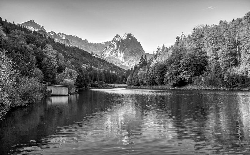 Rießer See met Waxenstein bij Garmisch Partenkirchen in zwart-wit van Manfred Voss, Zwart-Wit Fotografie
