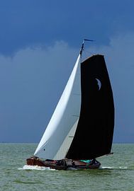 Skutsje zeilen bij Stavoren by Piebe van den Berg