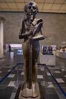 groot standbeeld van Khonsu (de oude Egyptische god van de maan) in het Nationaal Museum van de Egyp
