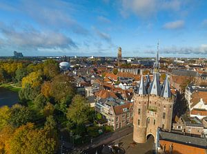 Luftaufnahme der Stadt Zwolle am Sassenpoort während einer schönen Au