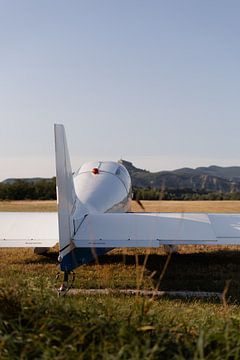 Privé vliegtuig op het punt van vertrek in de Franse Ardèche aan een wijngaard gelegen. van Fotograaf Elise