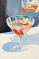 Zitronentee in ein Glas gießen