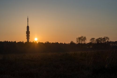 Hilversums trots: de tvtoren bij zonsondergang