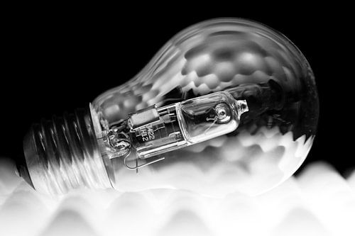 Reflexion im Glas der Glühbirne in schwarz und weiß