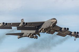 Eine stark rauchende Boeing B-52 Stratofortress.